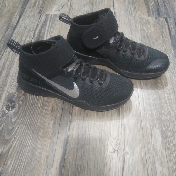 Nike Air Zoom Sneakers Size 8 Strong 2 Selfie Shoe